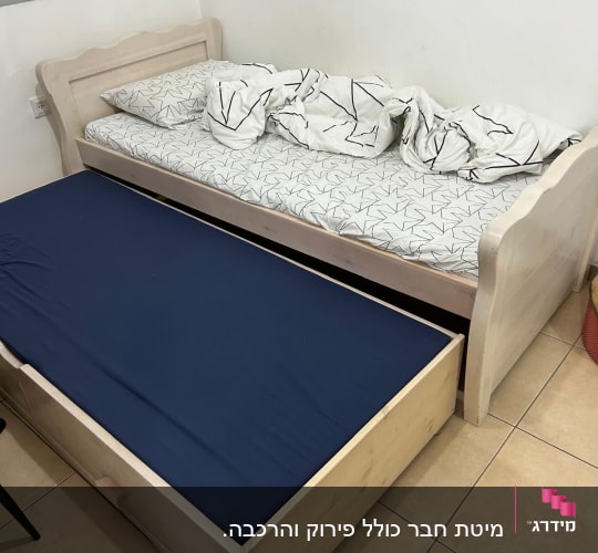 מיטה עם מגירה נשלפת ומצעים לבנים